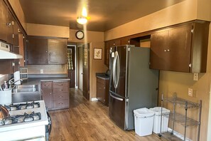 Fridge, microwave, oven, stovetop - Hillside home w/large private outdoor pool, gas grill, wood fireplace, & W/D (Oakhurst)