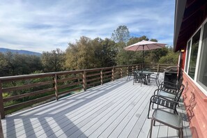 Outdoor dining - Hillside home w/large private outdoor pool, gas grill, wood fireplace, & W/D (Oakhurst)