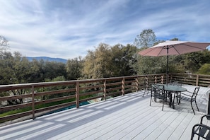 Outdoor dining - Hillside home w/large private outdoor pool, gas grill, wood fireplace, & W/D (Oakhurst)
