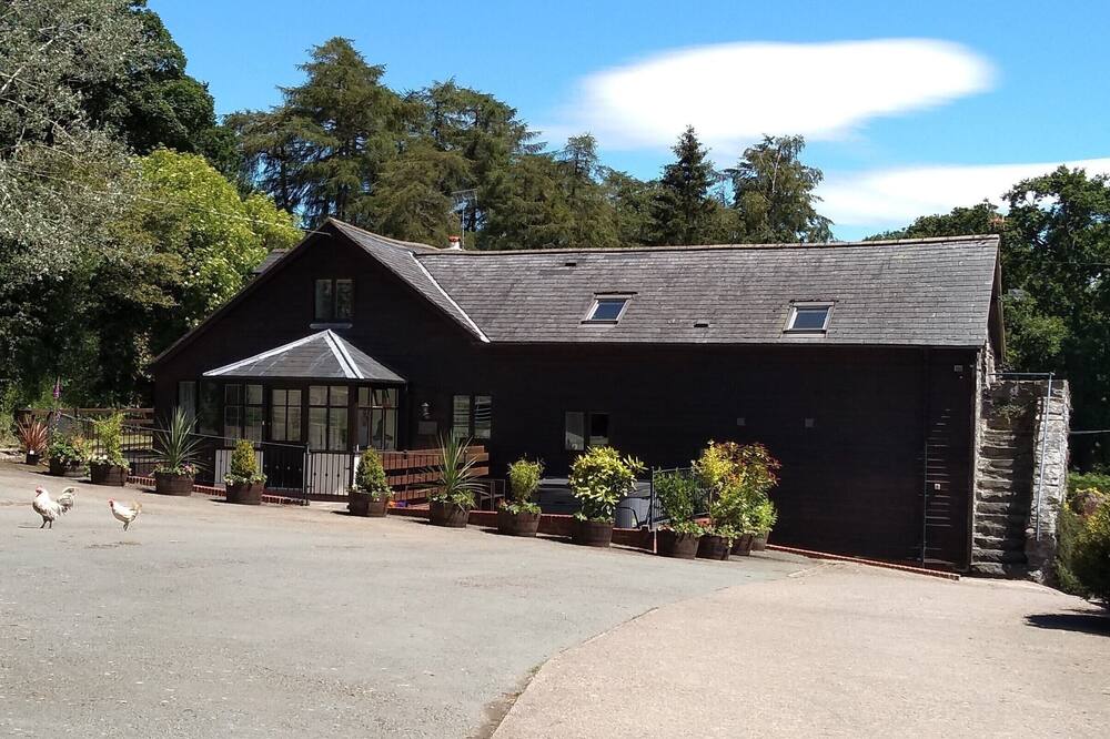 Sheep Dip Cottage - 5* Cyfie Farm, with hot tub and log burner
