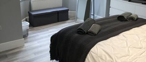 4 bedrooms, iron/ironing board, free WiFi, bed sheets