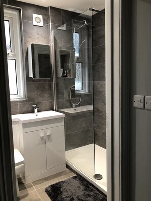 Shower, hair dryer, towels, soap - Large four bedroom home in Bournemouth 
 (bournemouth)