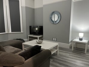 Smart TV - Large four bedroom home in Bournemouth
(bournemouth)