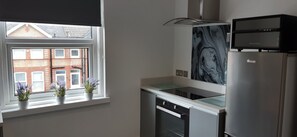 Fridge, microwave, oven, stovetop - Large four bedroom home in Bournemouth
(bournemouth)