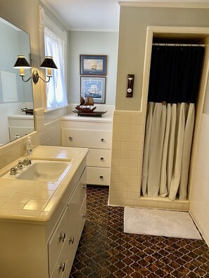 Badewanne, Haartrockner, Handtücher