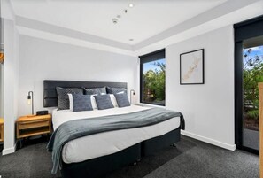 2 bedrooms, desk, iron/ironing board, WiFi