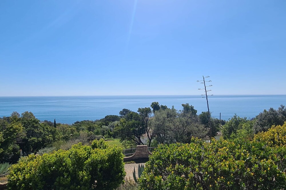 Villa Arbousier, 180° sea view, large terrace, 8 people