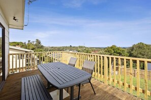 Outdoor dining - Ocean View Retreat (Anglesea)