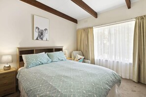 4 bedrooms, iron/ironing board, WiFi, bed sheets - Ocean View Retreat (Anglesea)