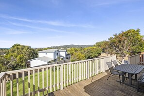 Outdoor dining - Ocean View Retreat (Anglesea)