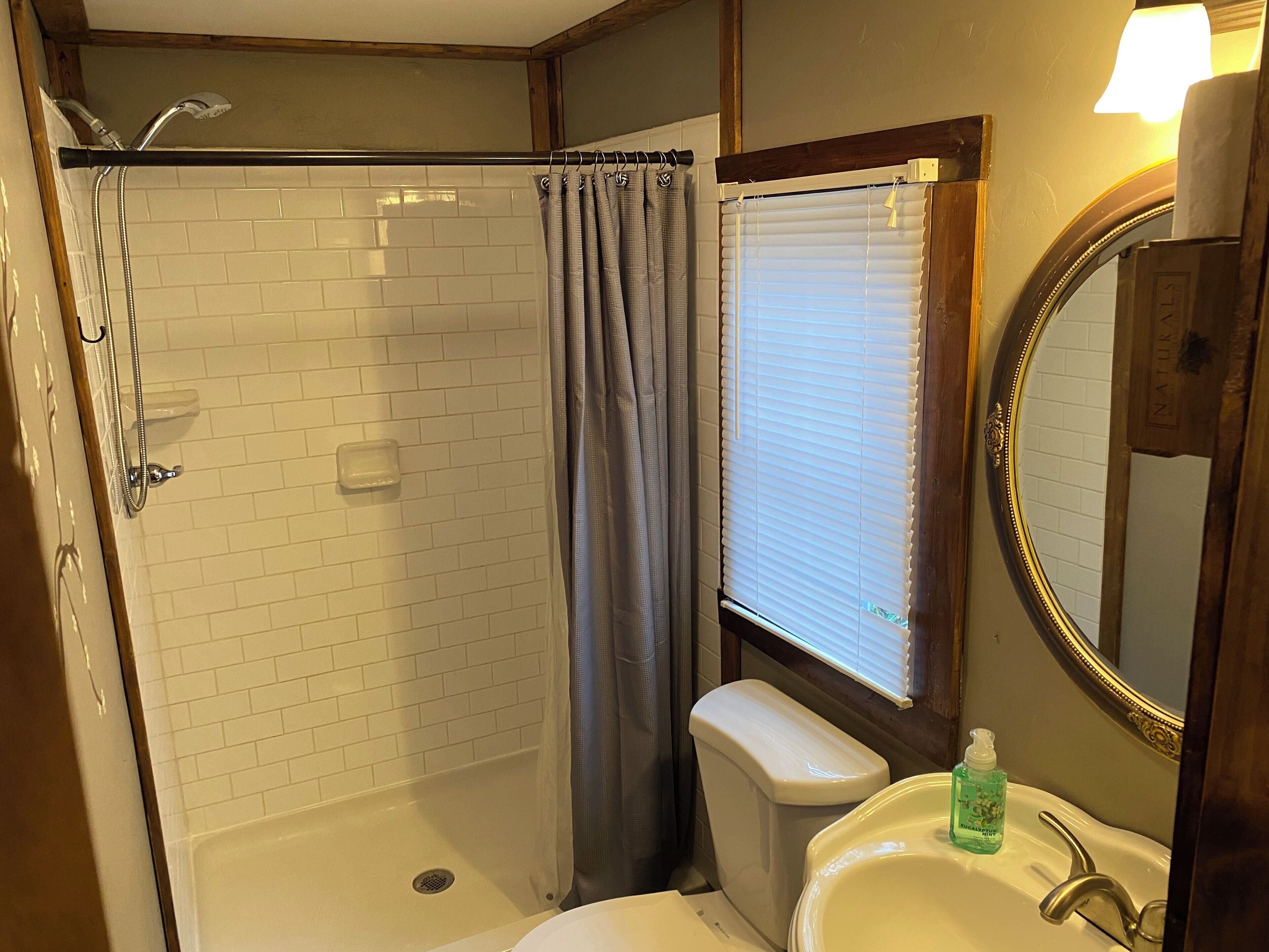 淋浴设施、吹风机、毛巾