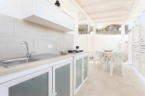 Frigorifero, microonde, forno, piano cottura