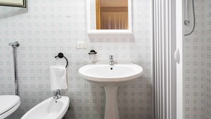 Douche, sĂšche-cheveux, bidet, serviettes fournies