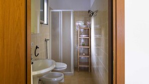 Douche, séchoir à cheveux, bidet, serviettes fournies