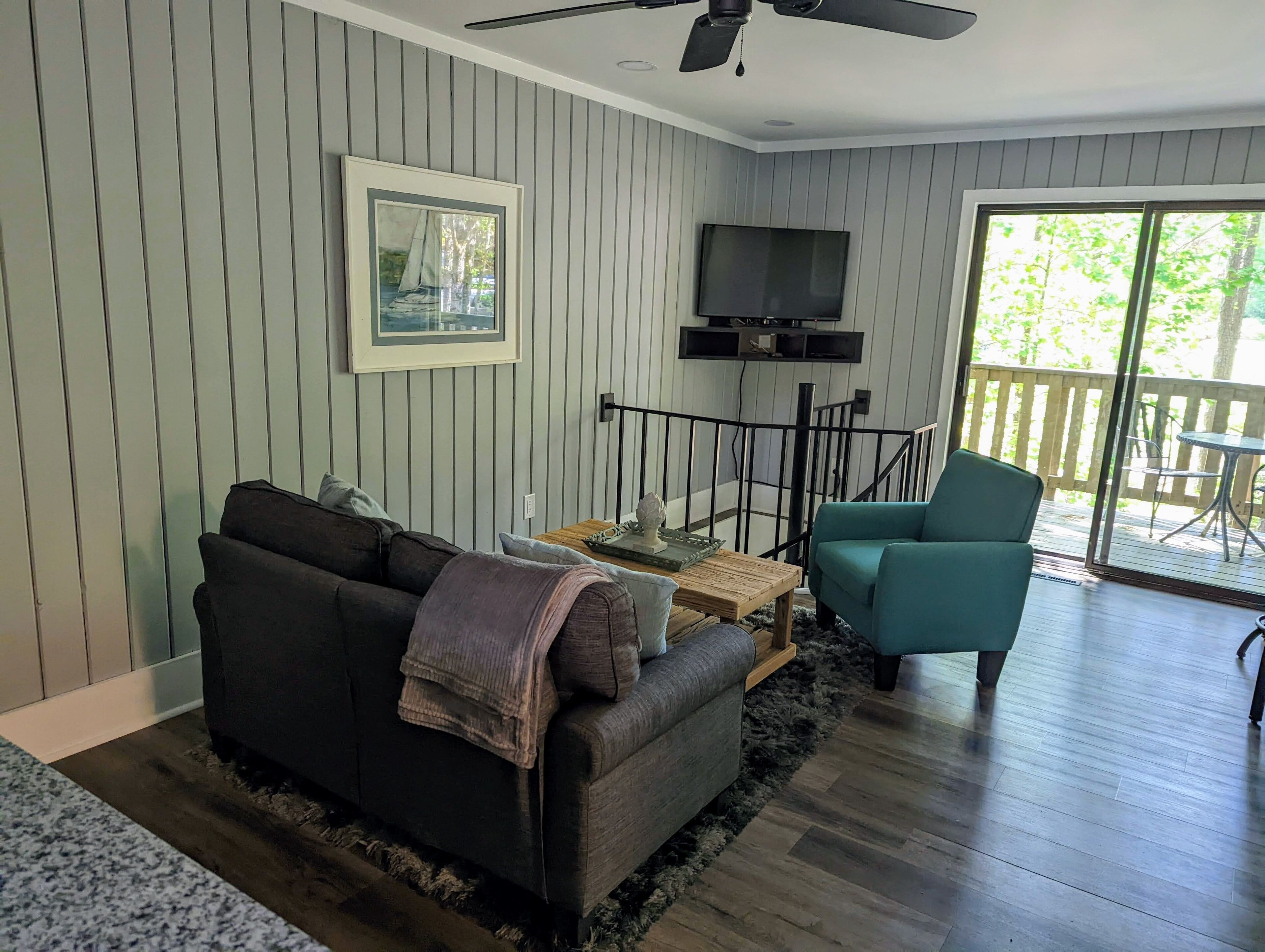 Newly renovated condo w/ pool, golf & beach