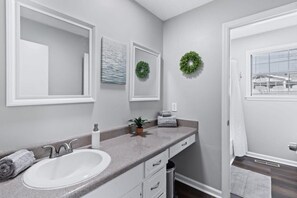 Shower, towels - Sweet Hickory in Trenton Georgia (Trenton)