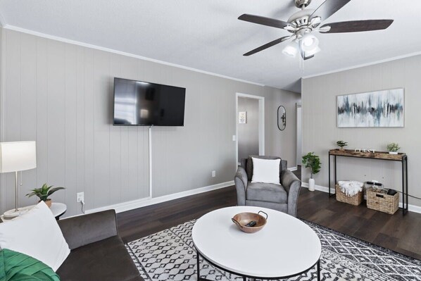 TV, offices - Sweet Hickory in Trenton Georgia (Trenton)