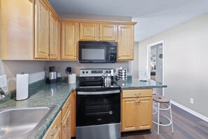 Réfrigérateur, four à micro-ondes, un four, surface de cuisson