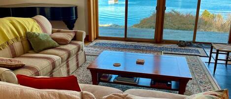 Una chimenea, libros