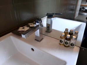 Ensemble douche/baignoire, sèche-cheveux, bidet, serviettes fournies