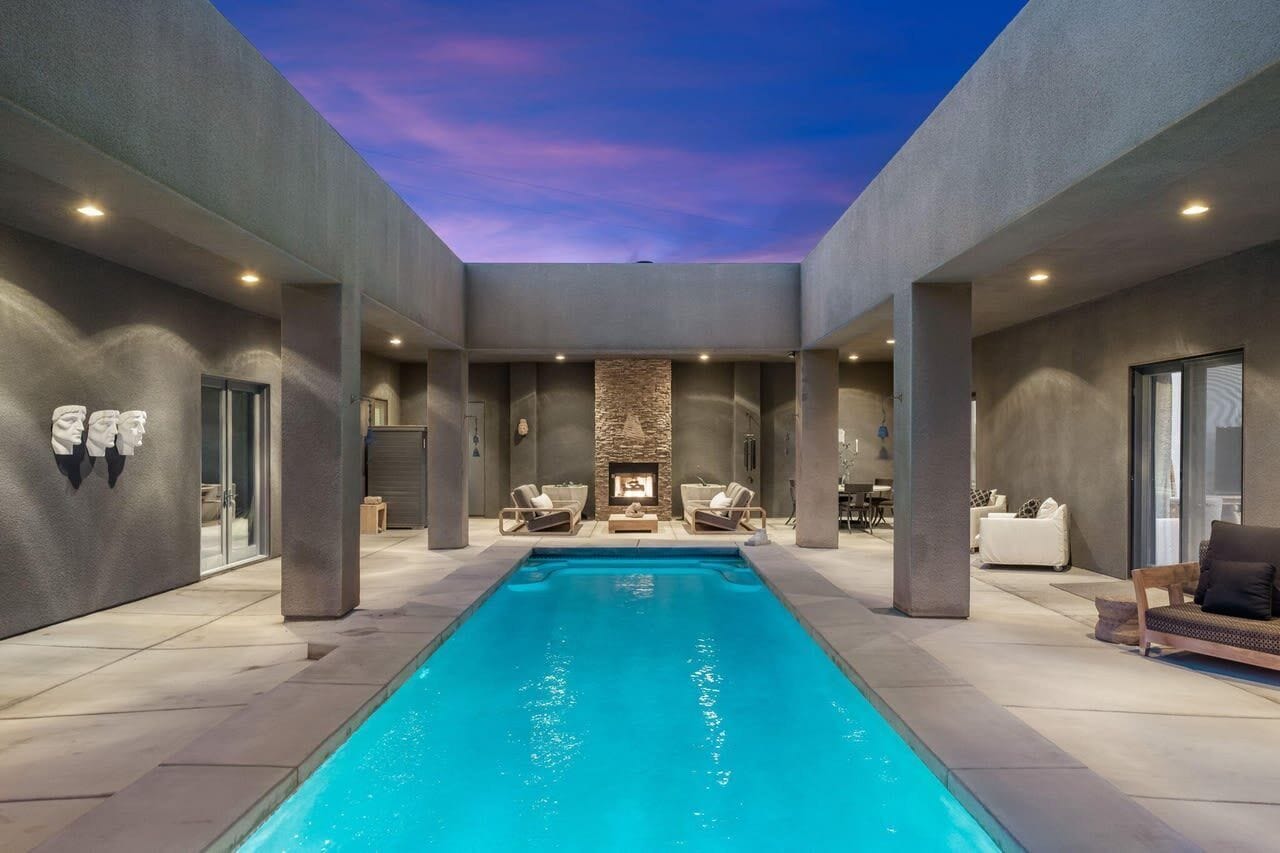 Utomhuspool och uppvärmd pool