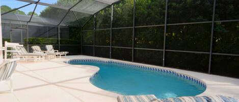 Una piscina al aire libre