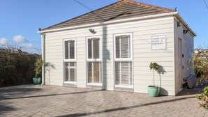 Edifici de dues plantes amb un rètol que diu "Pearl Pearl Holiday Apartments".