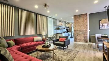 Televisie, een stereo en een kantoor