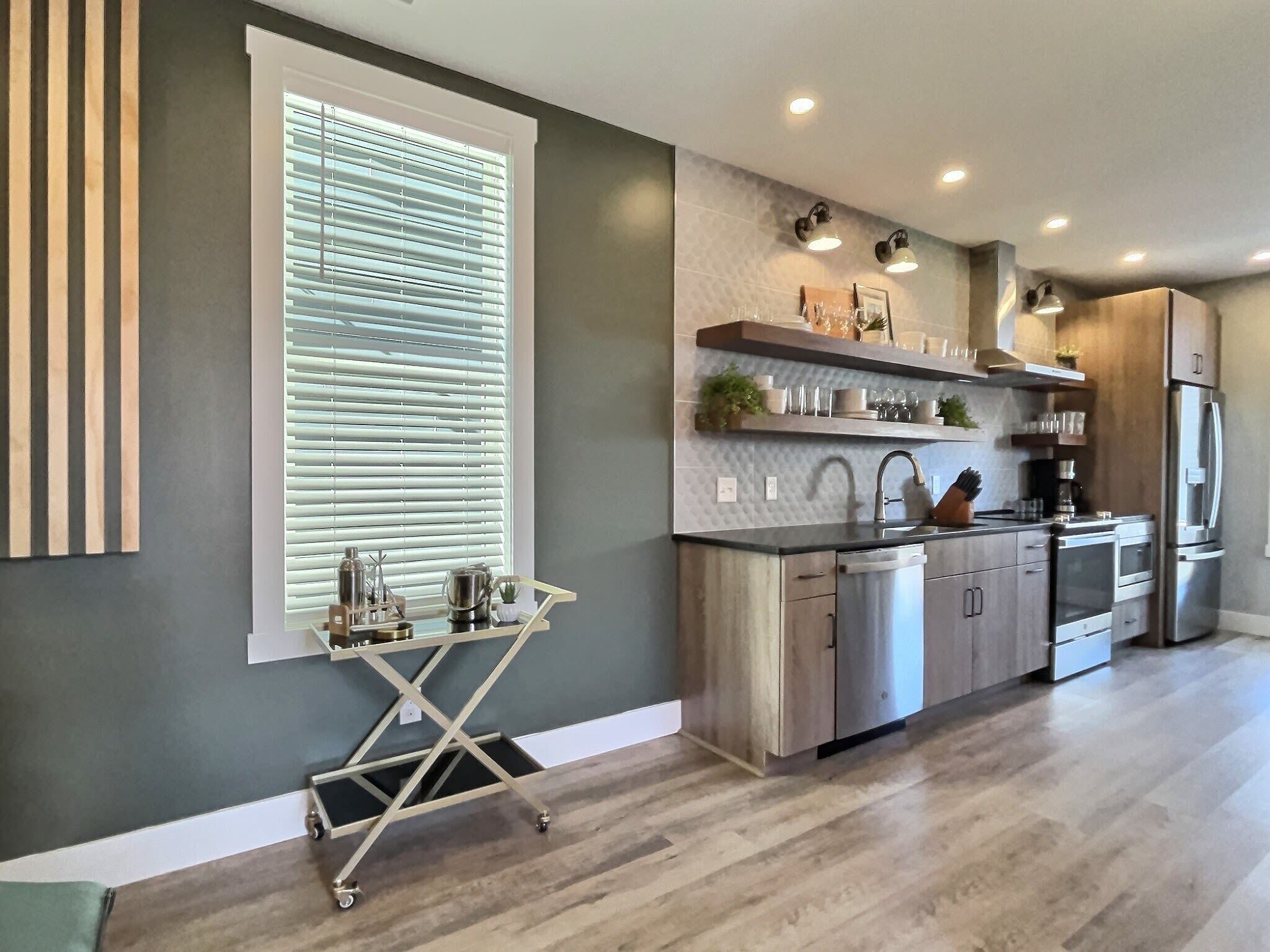 Jääkaappi, mikroaaltouuni, uuni, liesi