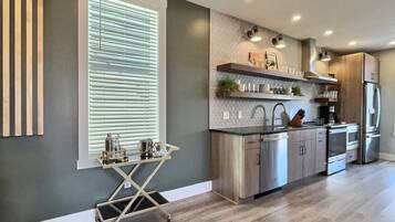 Jääkaappi, mikroaaltouuni, uuni, liesi