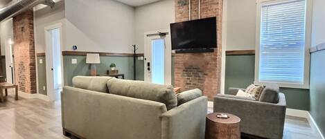 Televisio, stereot, työhuone