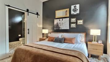 2 slaapkamers, een bureau, een strijkplank/strijkijzer, wifi