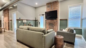 Televisie, een stereo en een kantoor