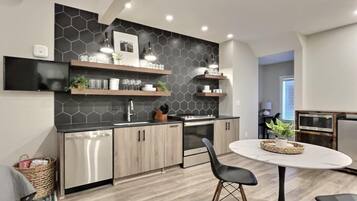 Kylskåp, mikrovågsugn, ugn och spishäll