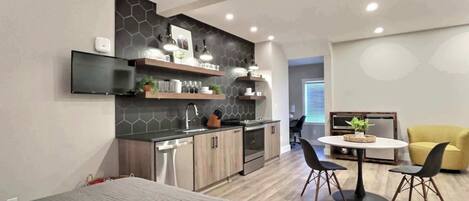 1 habitación, tabla de planchar con plancha, wifi y ropa de cama