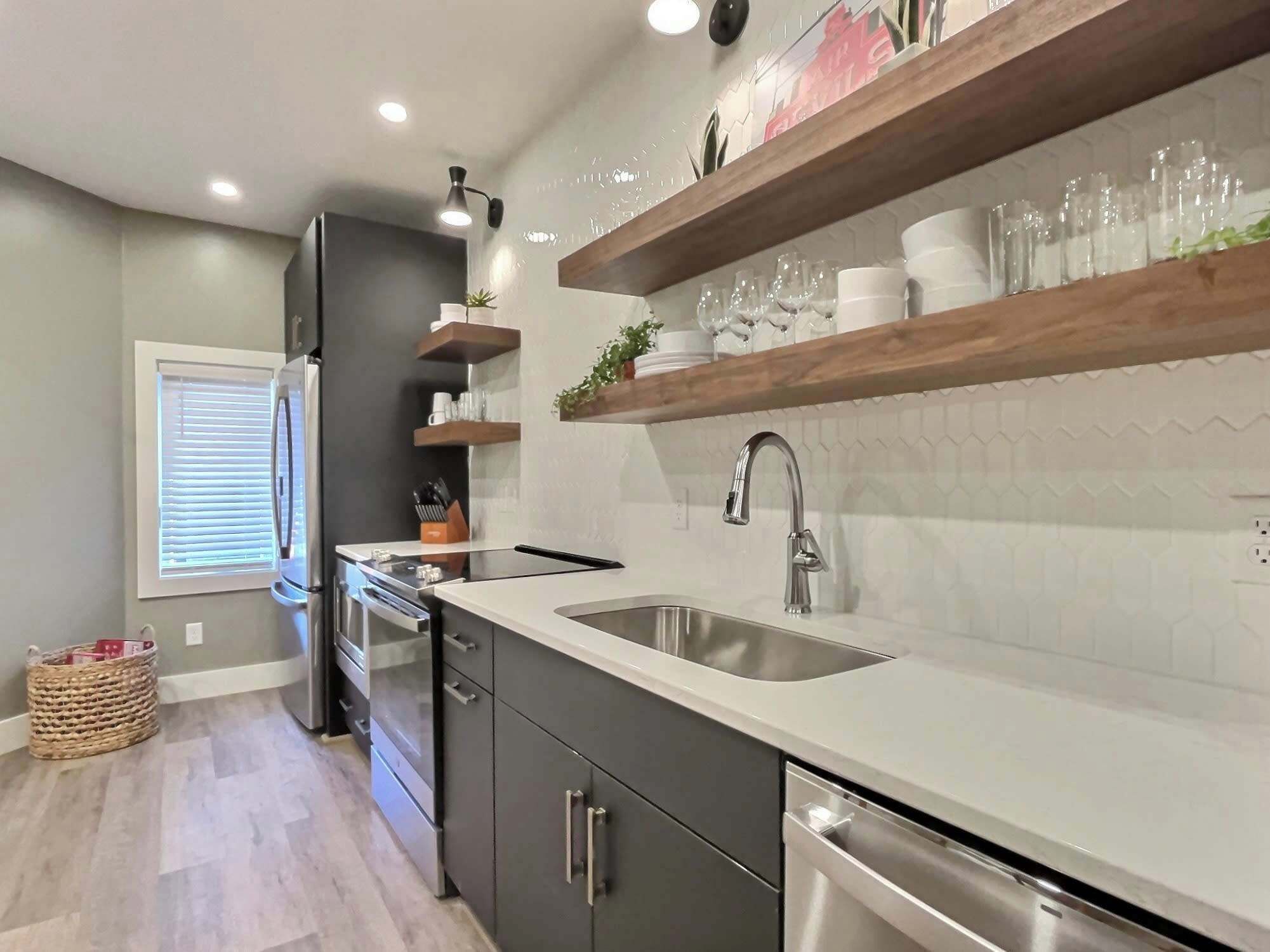 Frigorifero, microonde, forno, piano cottura