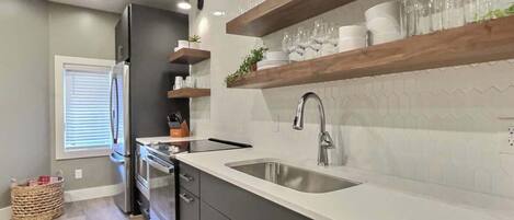 Refrigerador, microondas, horno y parrilla de estufa