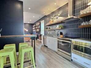 Refrigerador, microondas, horno, placa de cocina