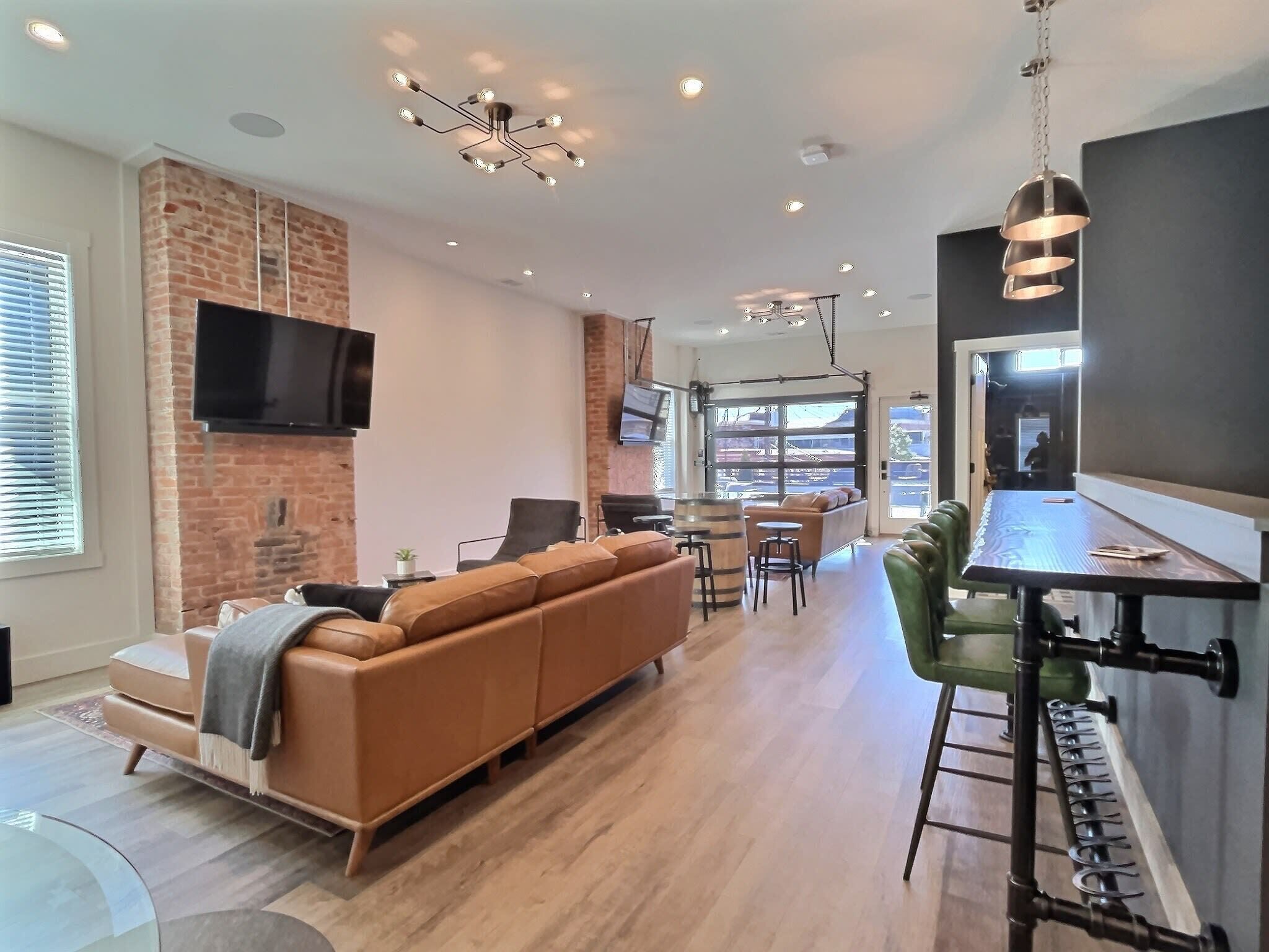 Rooftop w/ 4 Suites @ Bungalou + Bourbon Bar + Gameyard