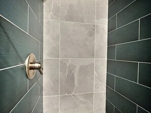 Badewanne, Haartrockner, Handtücher