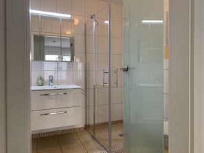 Chuveiro, secador de cabelo, toalhas de banho, sabonete