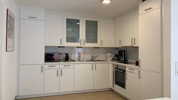 Refrigerador, microondas, placa de cocina, lavavajillas