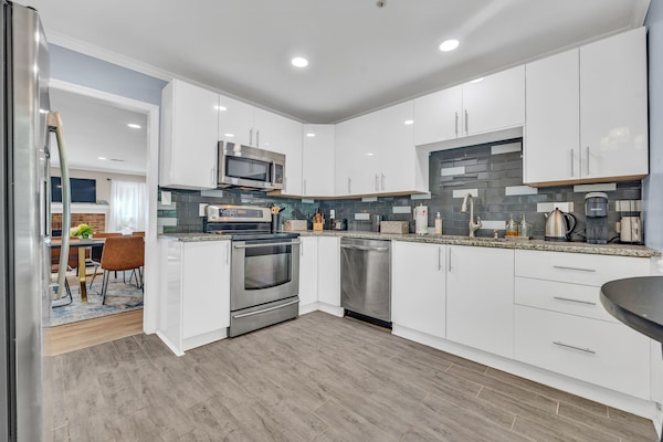 Een koelkast, een microgolfoven, een oven, een kookplaat