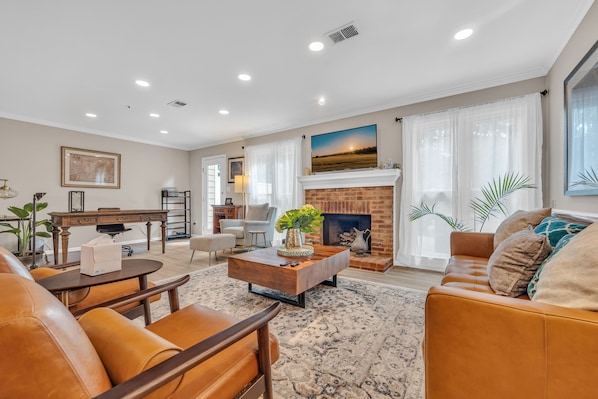 Smart TV, fireplace