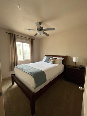 3 makuuhuonetta, työpöytä, silitysrauta/-lauta, vauvan matkasänky