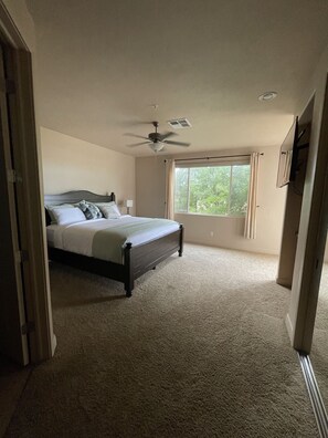 3 bedrooms, desk, iron/ironing board, travel crib - Amazing view, pools/hot tubs/waterslide, trails. Las Palmas resort! Sleeps 10 (St. George)