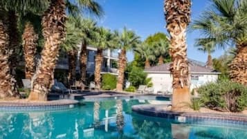 Alberca techada y alberca al aire libre