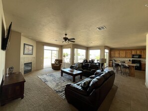 Älytelevisio, takka, DVD-soitin, pöytätennispöytä