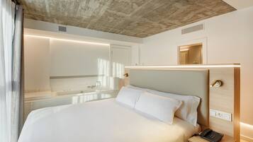 In-room safe, soundproofing, free WiFi, bed sheets
