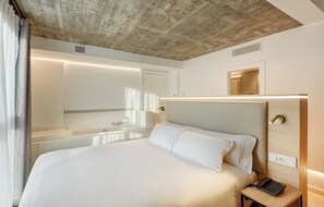 In-room safe, soundproofing, free WiFi, bed sheets - Sercotel Granada Suites (Granada)